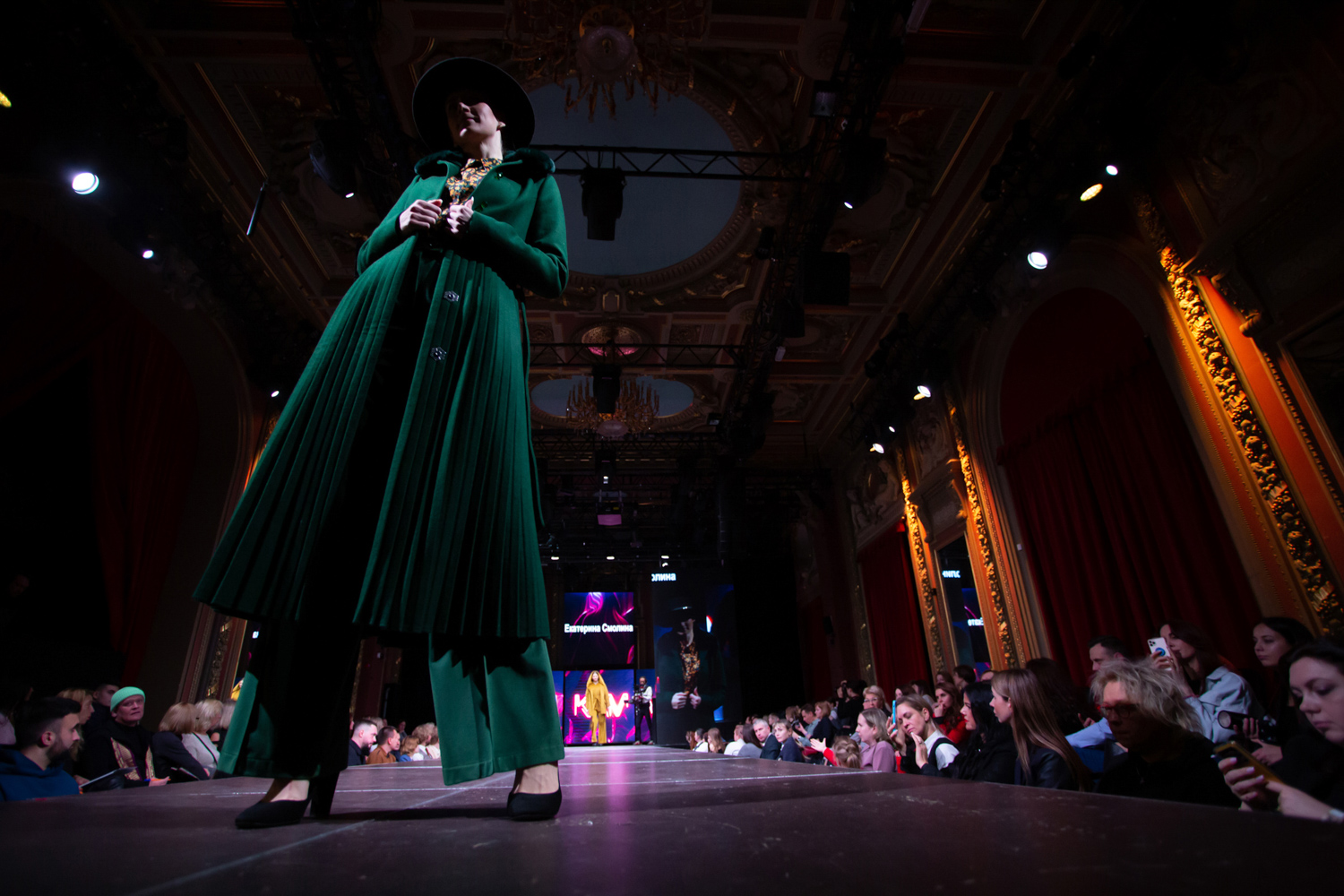 24.11.2022, Москва. Финал МКММ «Московского Конкурса Молодых Модельеров» в Театре «Школа современной пьесы». Модель перед зрителями на подиуме.