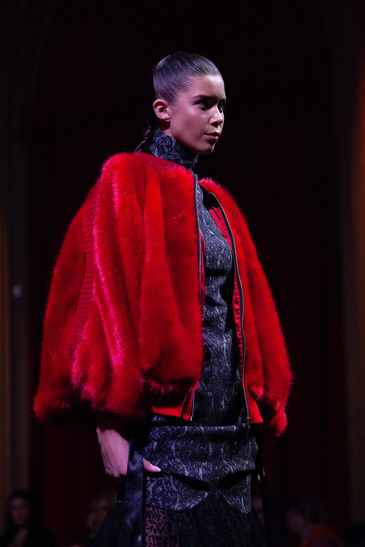 24.11.2022, Москва. Финал МКММ «Московского Конкурса Молодых Модельеров» в Театре «Школа современной пьесы». Модель в красном на подиуме.