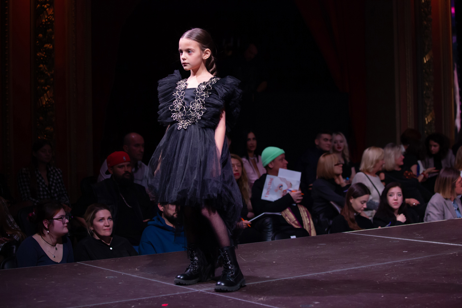 24.11.2022, Москва. Финал МКММ «Московского Конкурса Молодых Модельеров» в Театре «Школа современной пьесы». Маленькая девочка-модель на показе.