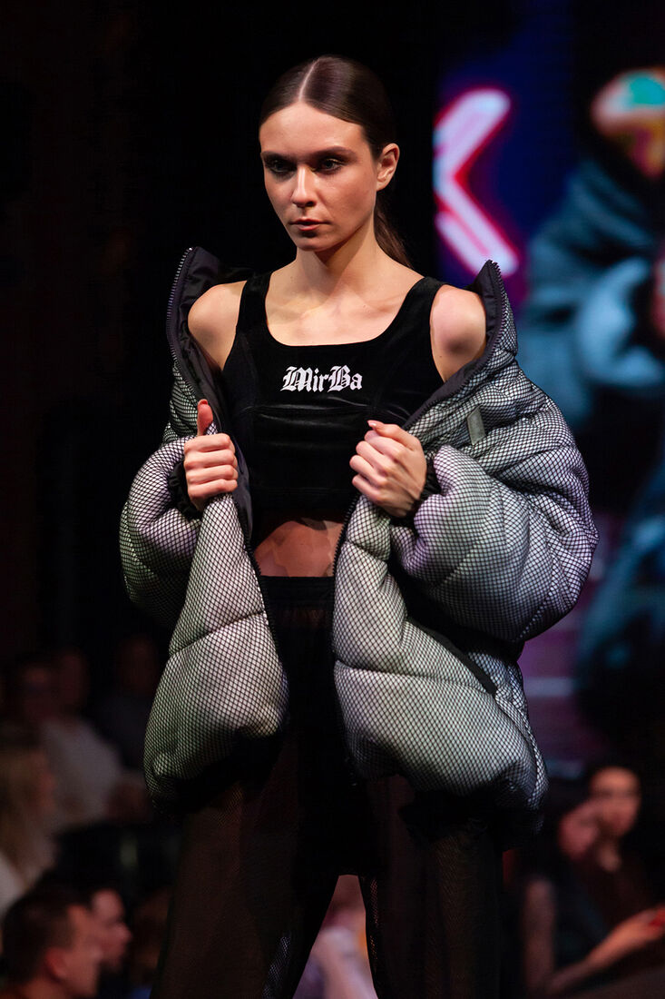 24.11.2022, Москва. Финал МКММ «Московского Конкурса Молодых Модельеров» в Театре «Школа современной пьесы». Модель на подиуме.