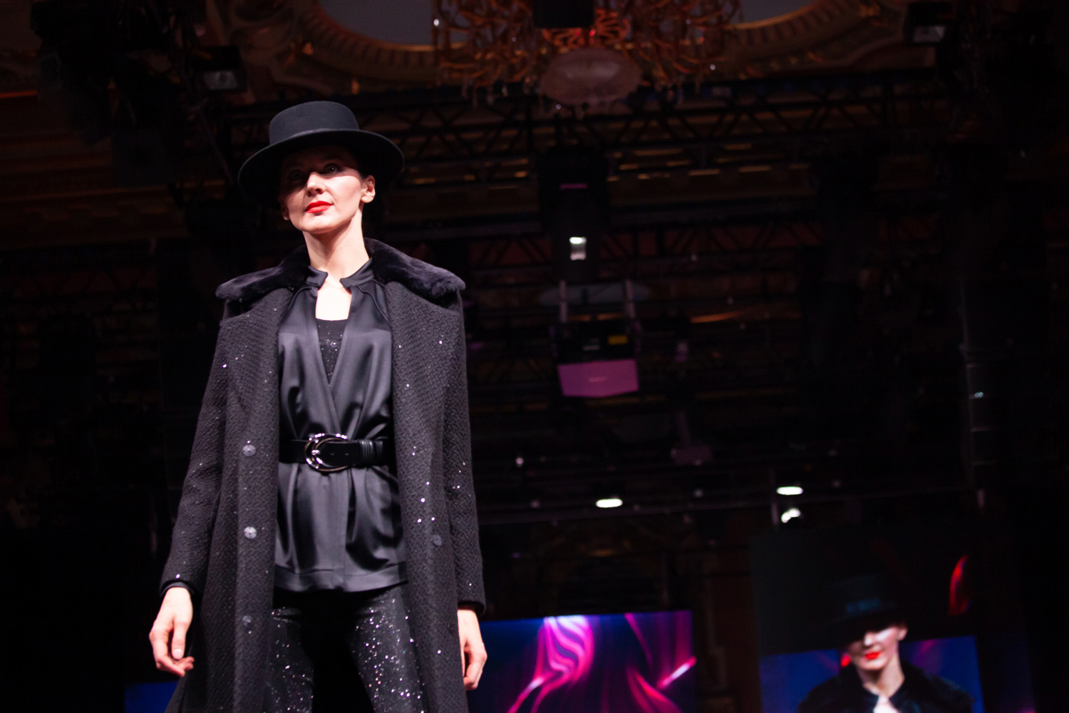 24.11.2022, Москва. Финал МКММ «Московского Конкурса Молодых Модельеров» в Театре «Школа современной пьесы». Модель во время показа коллекуии одежды..