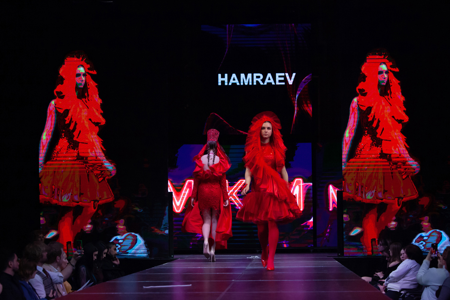 24.11.2022, Москва. Финал МКММ «Московского Конкурса Молодых Модельеров» в Театре «Школа современной пьесы». Модели в красных платьях проходят по подиуму..