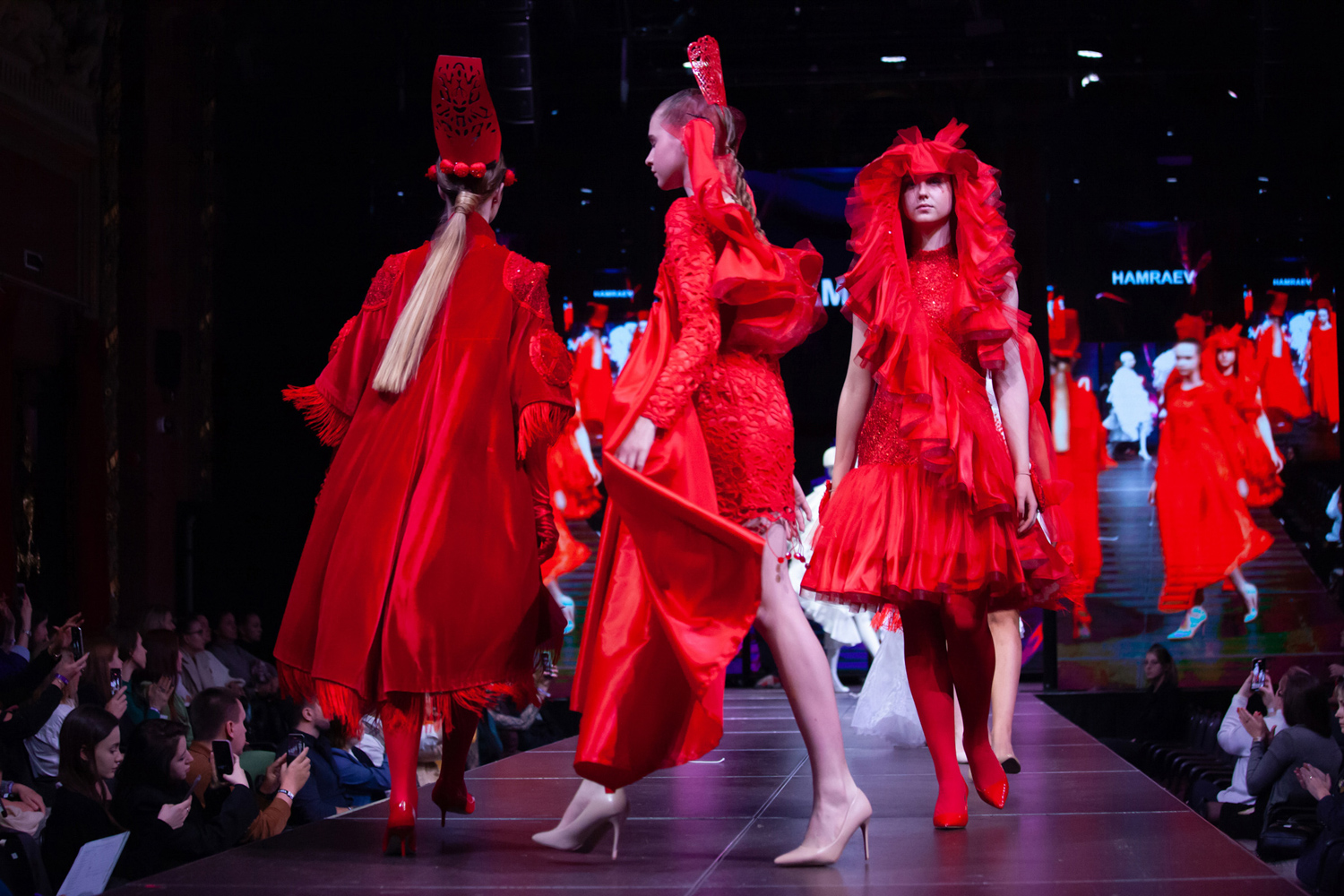 24.11.2022, Москва. Финал МКММ «Московского Конкурса Молодых Модельеров» в Театре «Школа современной пьесы». Модели в красных платьях на подиуме.