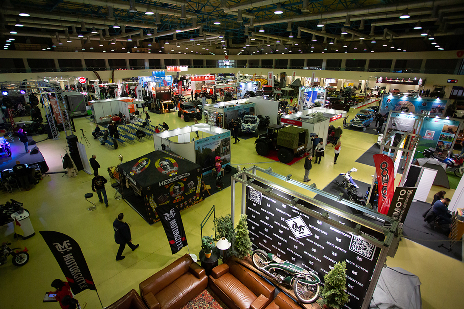 02.12.2022, Москва, Выставка, посвященная путешествиям и технике. «Поехали 2022» в Экспоцентре. Общий вид на выставочную экспозицию.