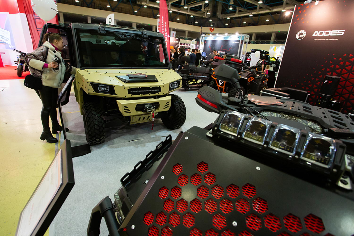 04.12.2022, Москва, Выставка, посвященная путешествиям и технике. «Поехали 2022» в Экспоцентре. Посетительница на выставке.