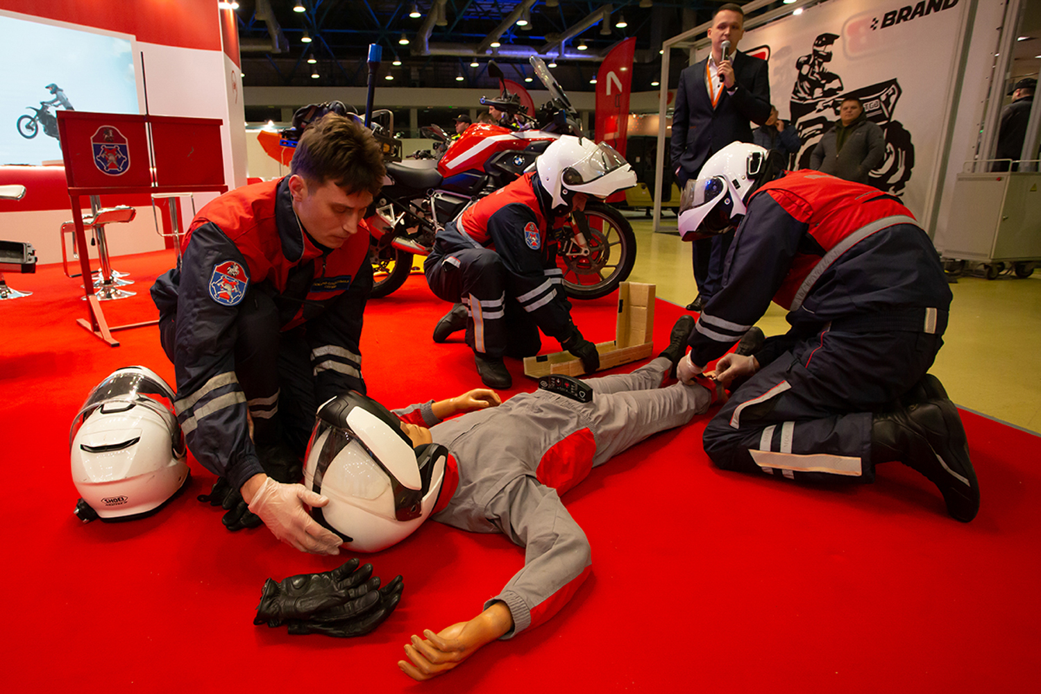 02.12.2022, Москва, Выставка, посвященная путешествиям и технике. «Поехали 2022» в Экспоцентре. Имитация с помощью манекена оказания первой медицинской помощи человеку, попавшему в аварию.