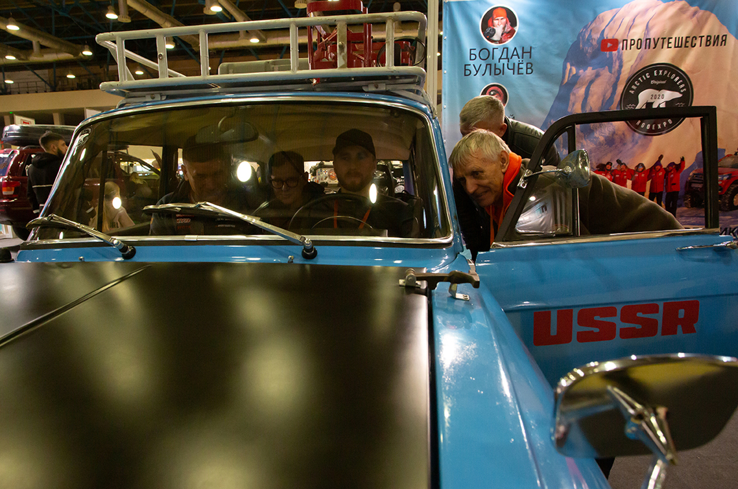 02.12.2022, Москва, Выставка, посвященная путешествиям и технике. «Поехали 2022» в Экспоцентре. Мужчина заглядывает в салон автомобиля.