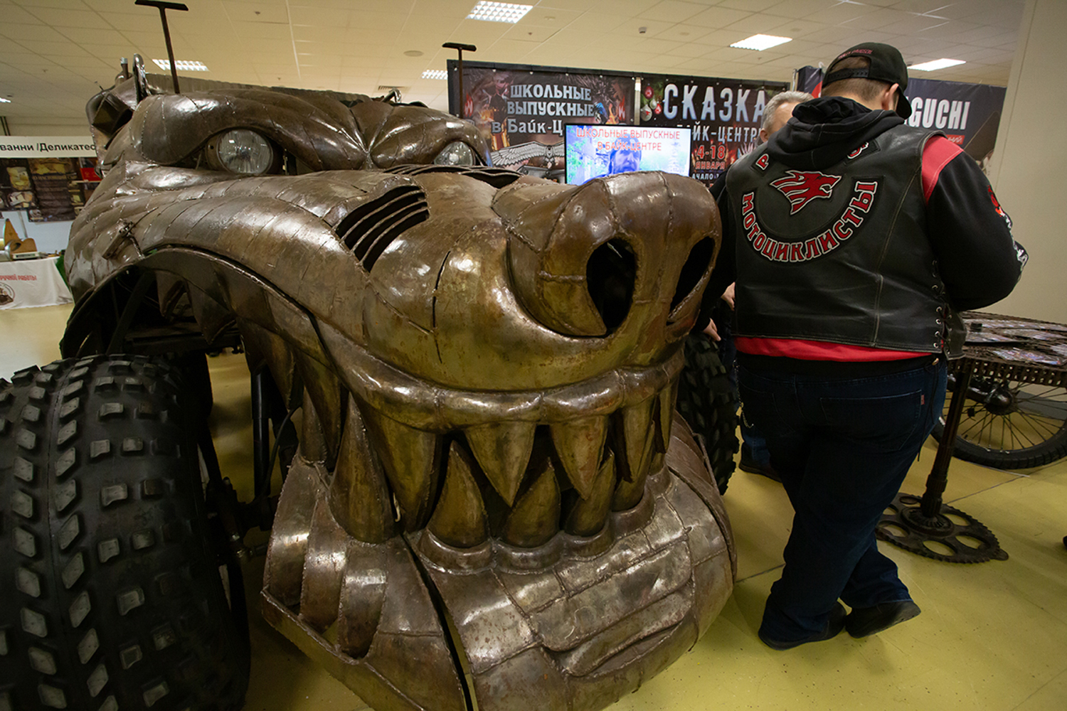 02.12.2022, Москва, Выставка, посвященная путешествиям и технике. «Поехали 2022» в Экспоцентре. Мужчина стоит рядом с оригинальным автомобилем.
