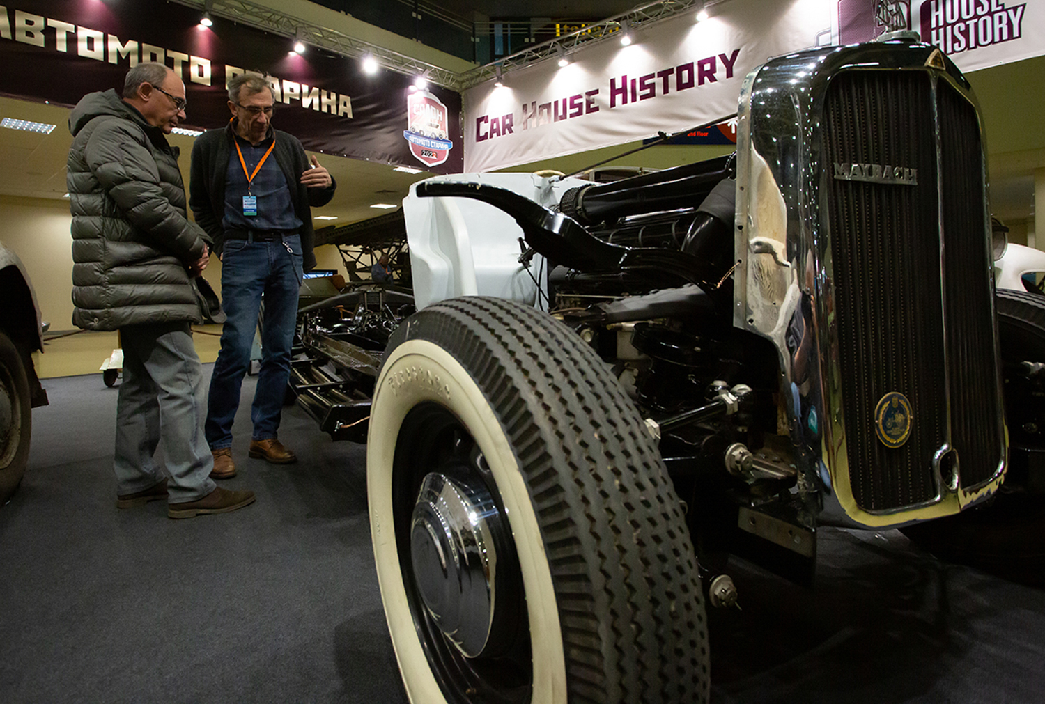 02.12.2022, Москва, Выставка, посвященная путешествиям и технике. «Поехали 2022» в Экспоцентре. Мужчины около старинного раритетного автомобиля Maybach.