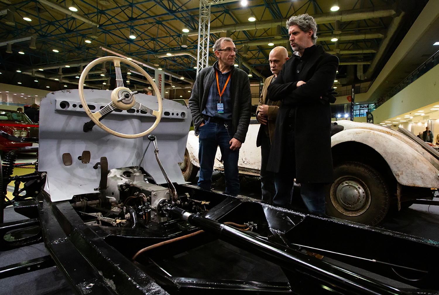 04.12.2022, Москва, Выставка, посвященная путешествиям и технике. «Поехали 2022» в Экспоцентре. Консультант на выставке рассказывает посетителям про выставочный экземпляр.