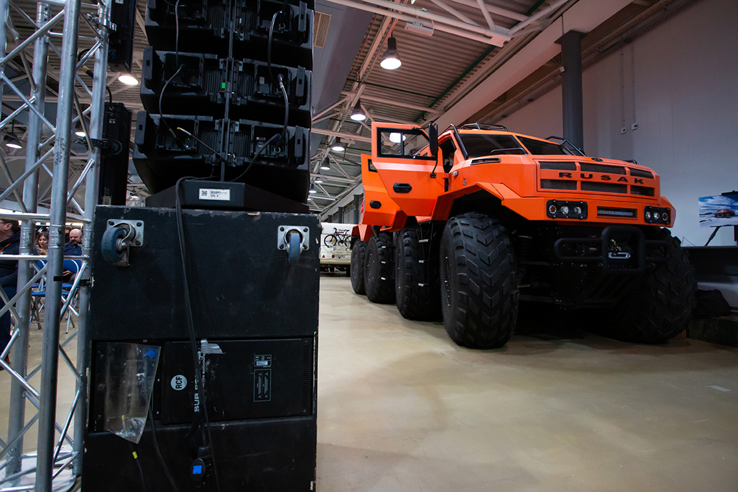 04.12.2022, Москва, Выставка, посвященная путешествиям и технике. «Поехали 2022» в Экспоцентре. Автомобиль-внедорожник на выставке.