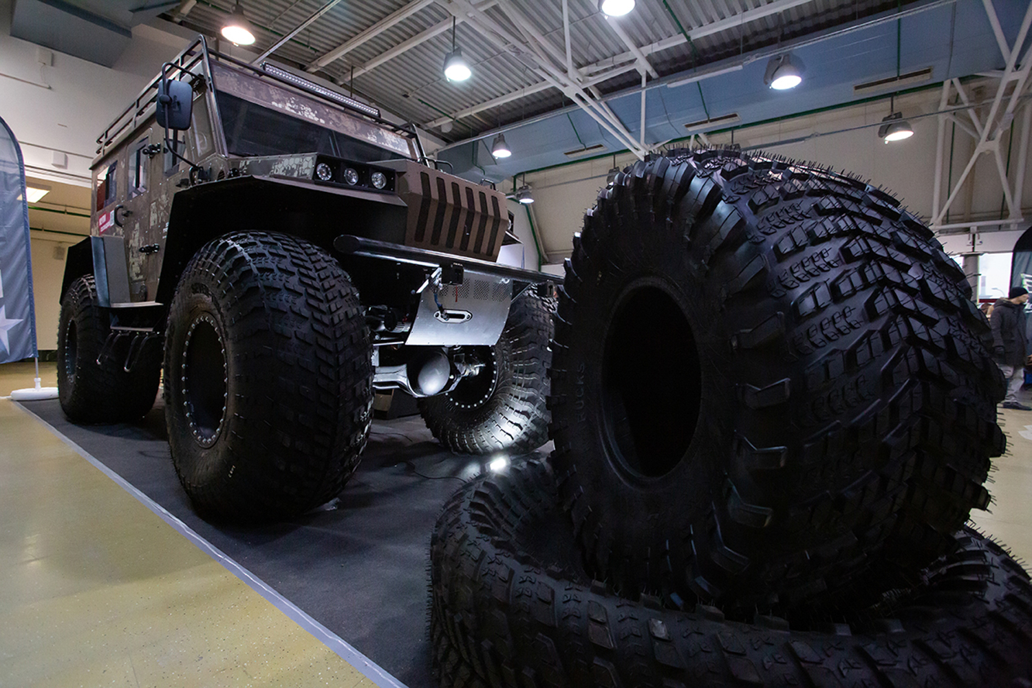 04.12.2022, Москва, Выставка, посвященная путешествиям и технике. «Поехали 2022» в Экспоцентре. Экспонат выставки— внедорожник с большими колёсами.