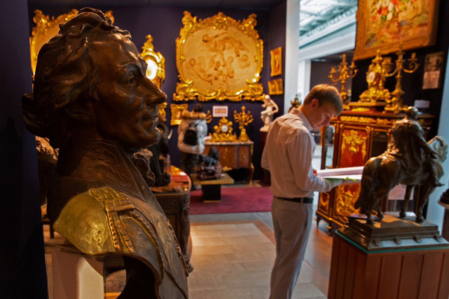 23.11.2022, Москва. 48-й Российский Антикварный Салон & Lifestyle "Искусство интерьера». Старинный бюст мужчины..