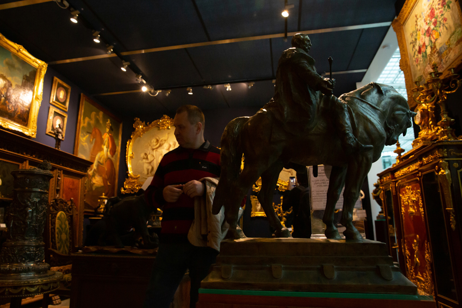 23.11.2022, Москва. 48-й Российский Антикварный Салон & Lifestyle "Искусство интерьера». Посетитель осматривает экспозицию.