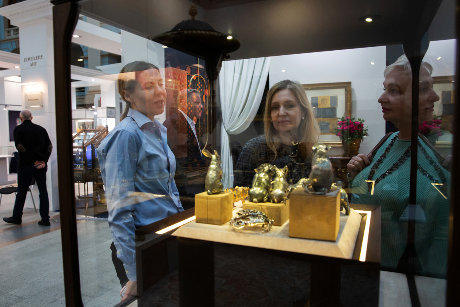 23.11.2022, Москва. 48-й Российский Антикварный Салон & Lifestyle "Искусство интерьера». Девушка консультирует посетителей.