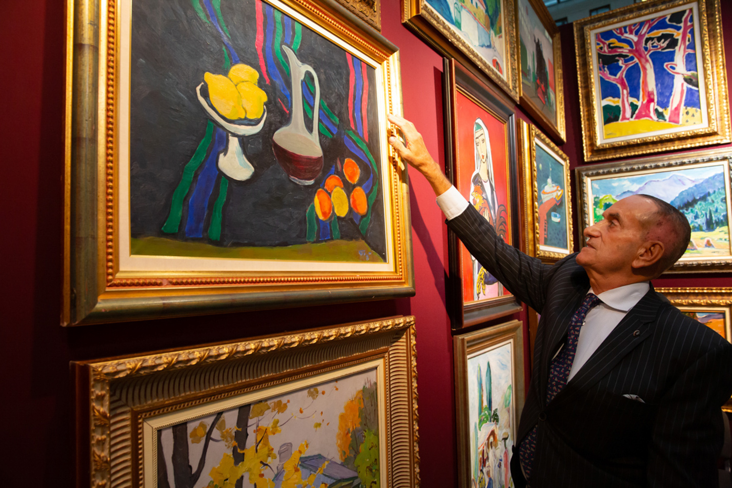 23.11.2022, Москва. 48-й Российский Антикварный Салон & Lifestyle "Искусство интерьера». Галерист и коллекционер Владимир Каплунов рассказывает про выставляемые им картины.