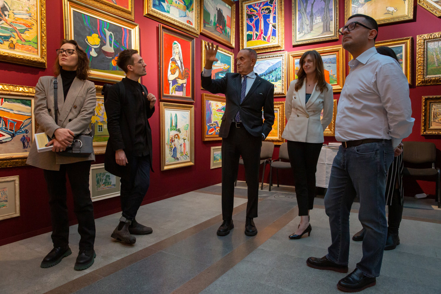 23.11.2022, Москва. 48-й Российский Антикварный Салон & Lifestyle "Искусство интерьера». Галерист и коллекционер Владимир Каплунов рассказывает посетителям про экспонаты своей выставки.