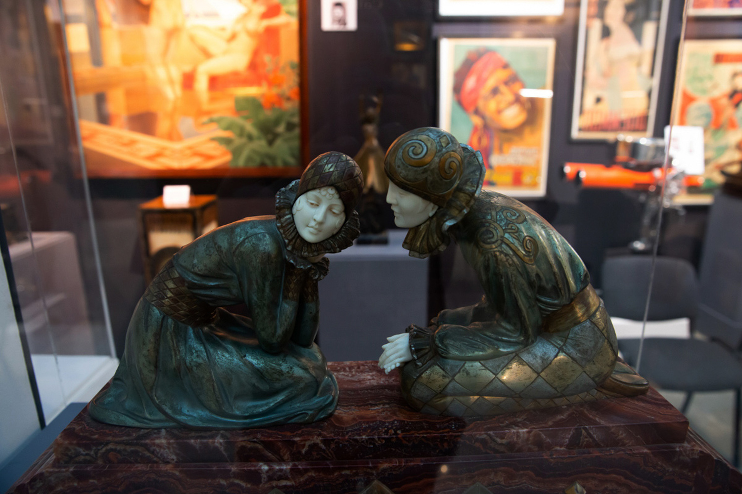 23.11.2022, Москва. 48-й Российский Антикварный Салон & Lifestyle "Искусство интерьера». Антикварная скульптурная композиция.