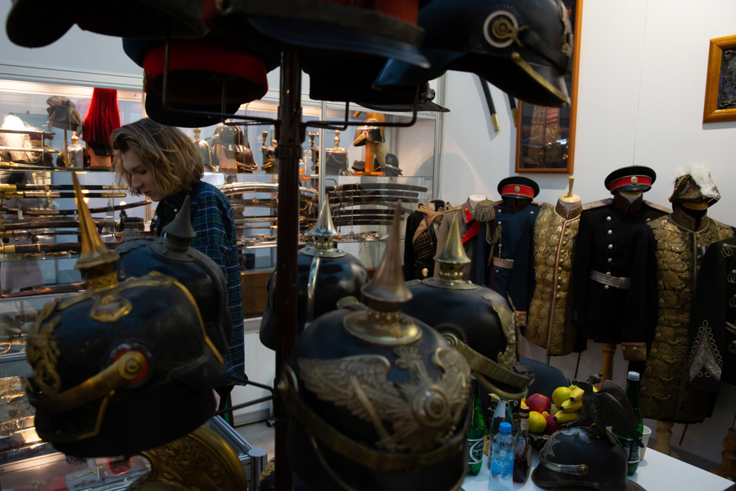 23.11.2022, Москва. 48-й Российский Антикварный Салон & Lifestyle "Искусство интерьера». Павильон, где демонстрируется старинная военная экипировка и холодное оружие.