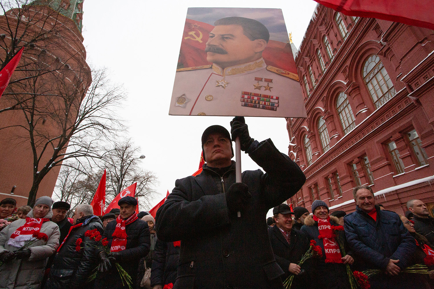 21.12.2022, Москва. Мужчина с портретом Сталина во время акции по возложению цветов к его могиле у Кремлёвской стенв.