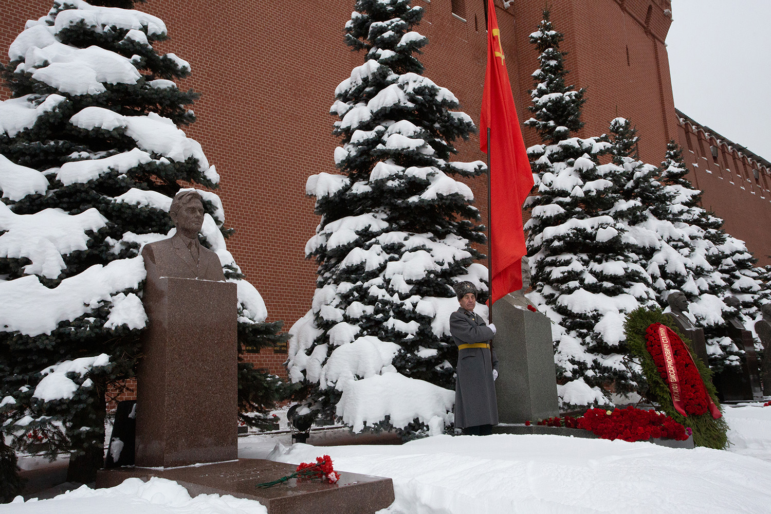 21.12.2022, Москва. Офицер в отставке с флагом у могилы Сталина у Кремлёвской стены в День его рождения.