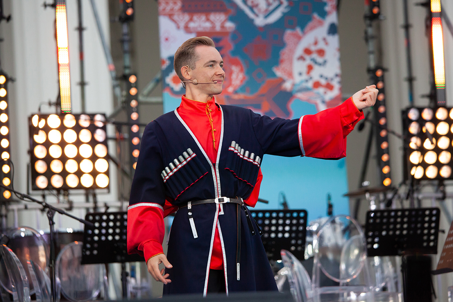 21.09.2022, Москва. Артист выступает на концерте во время акции Вальс народов России на ВДНХ.