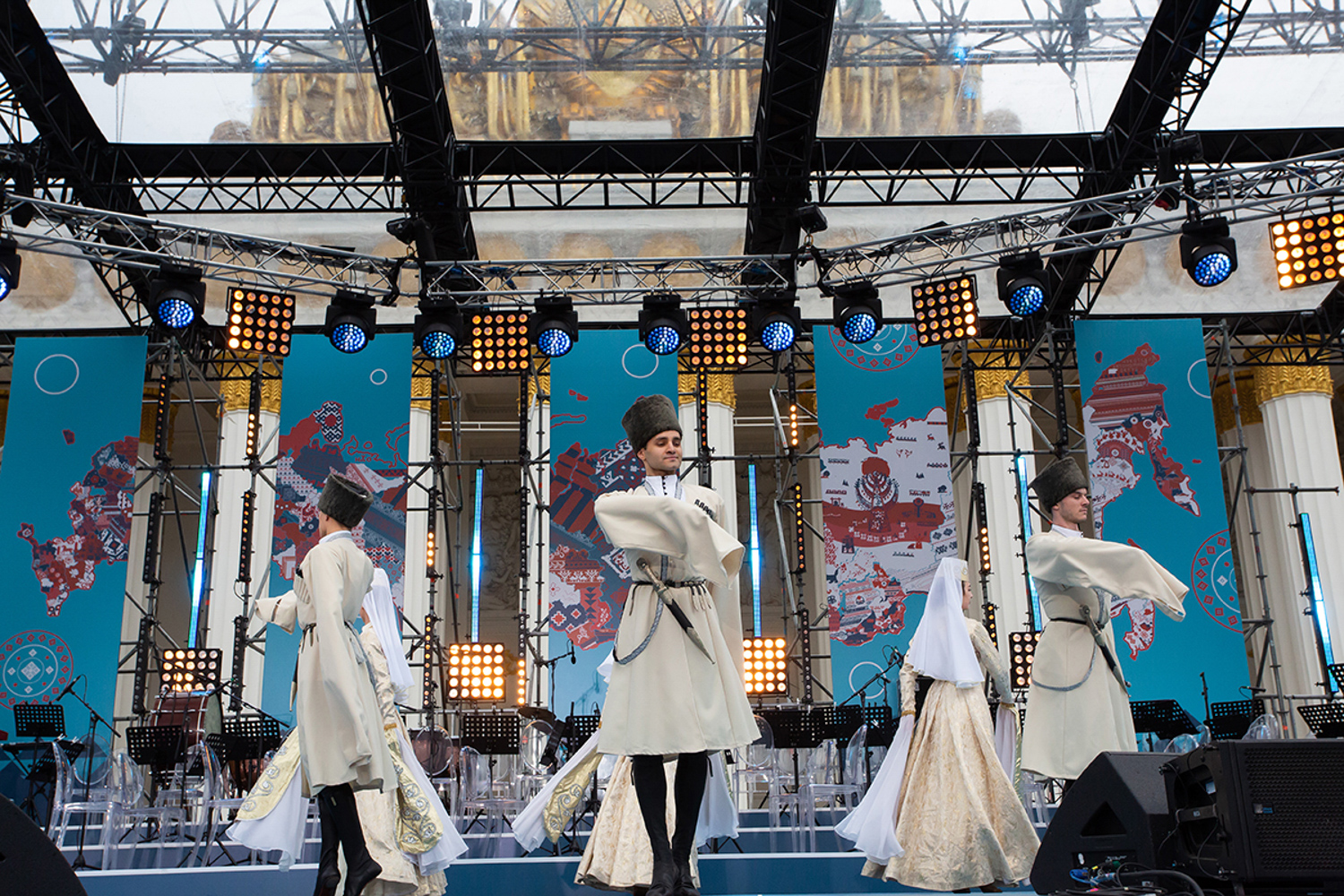 21.09.2022, Москва. Выступление танцевального коллектива на концерте во время акции Вальс народов России на ВДНХ.