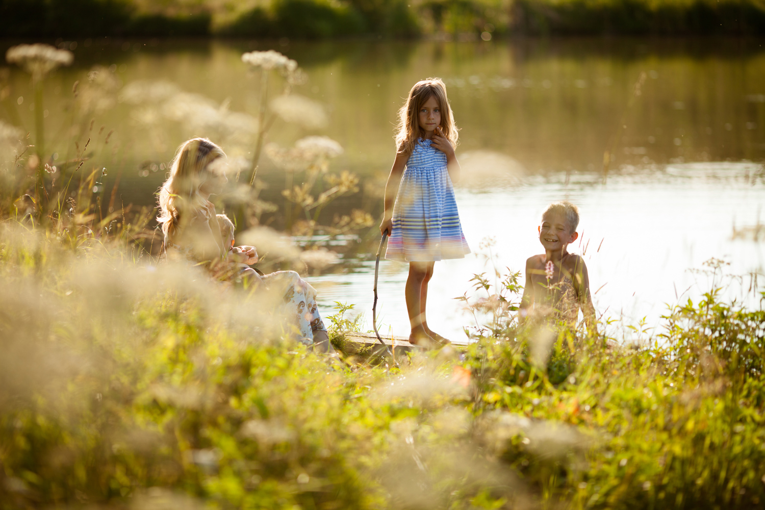 Подружка речка. Детская фотосессия на природе летом. Детская фотосессия у реки. Фотосессия детей у реки. Детская фотосъемка на природе возле озера.
