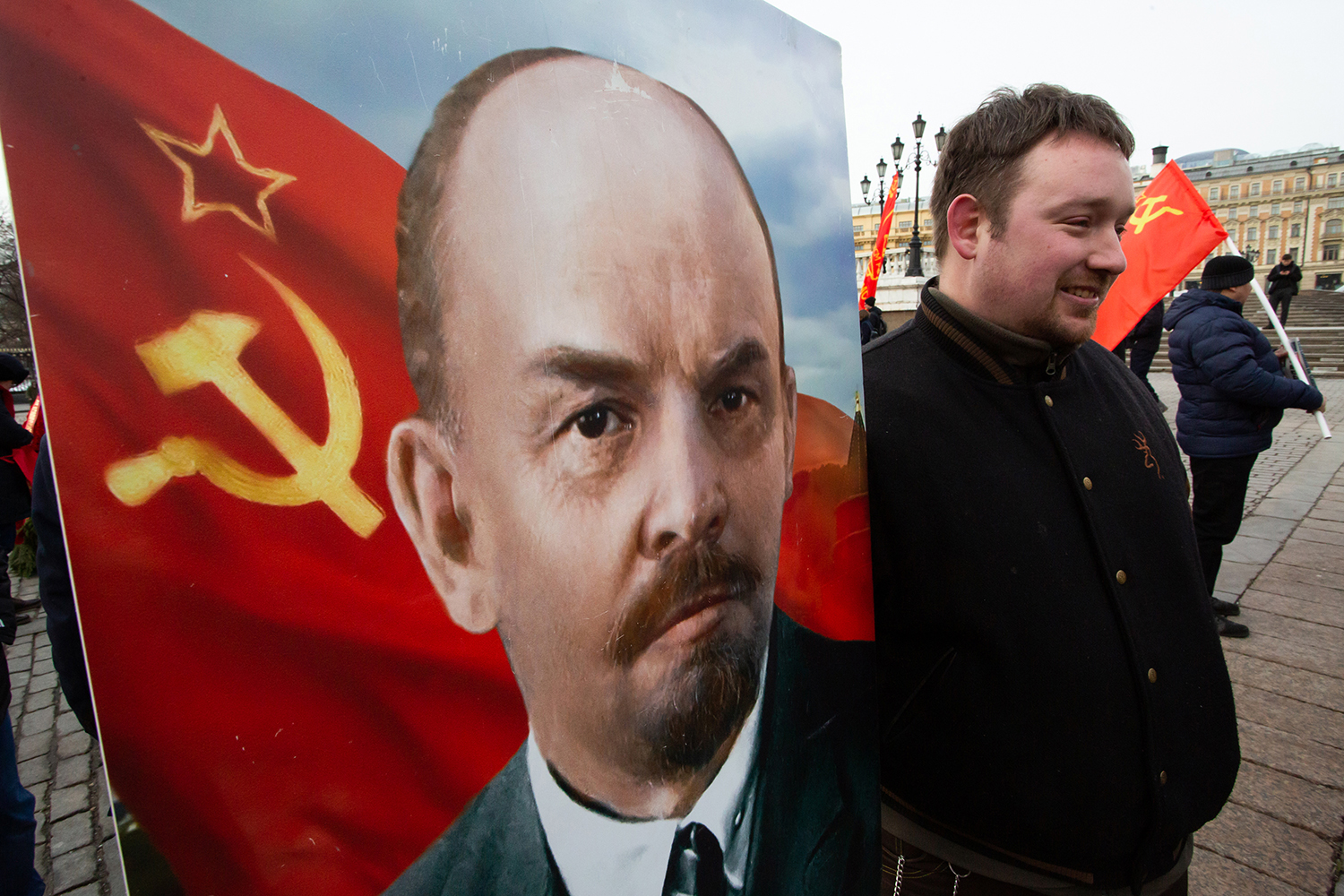 21.01.2023, Москва. Мужчина с портретом Ленина перед шествием по случаю Дня памяти В. И. Ленина.