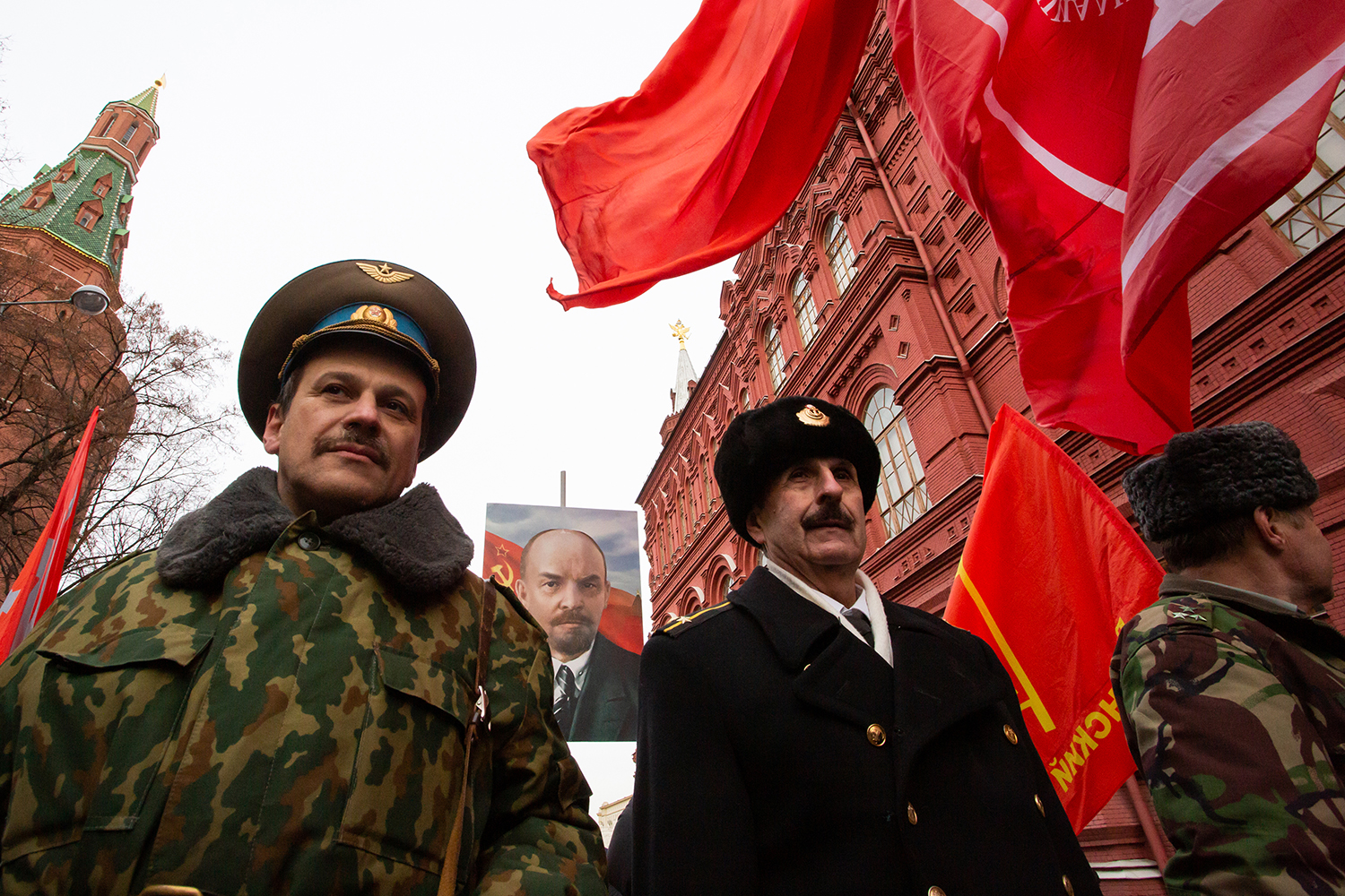 21.01.2023, Москва. Члены партии КПРФ на шествии по случаю Дня памяти В. И. Ленина.