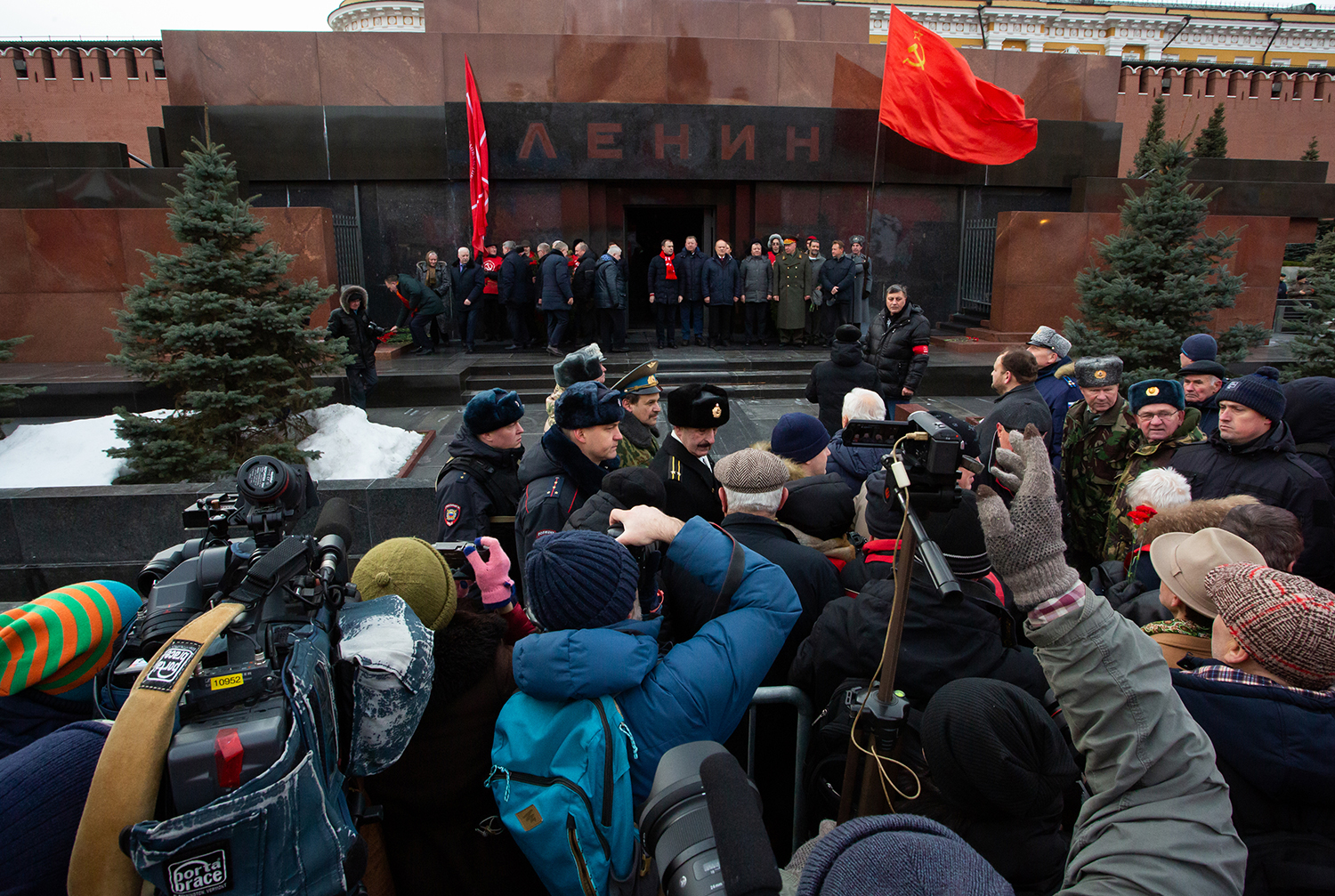 21.01.2023, Москва. Журналисты снимают Геннадия Зюганова и других членов КПРФ у Мавзолея во время акции по случаю Дня памяти В. И. Ленина.