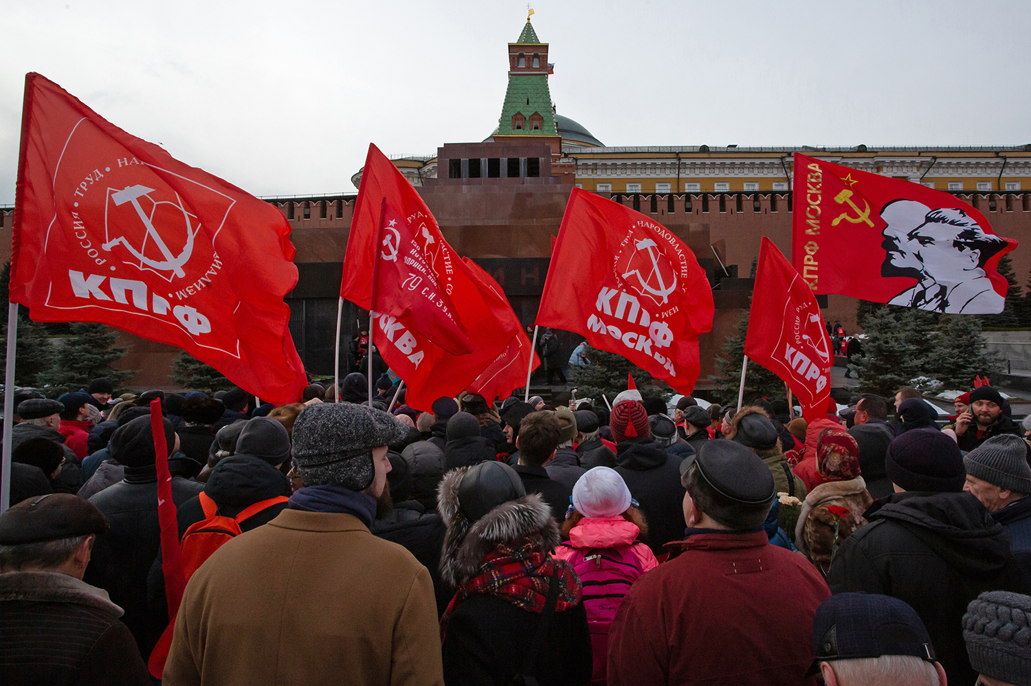 21.01.2023, Москва. Люди с флагами КПРФ перед Мавзолеем на Красной площади во время акции по случаю Дня памяти В. И. Ленина.