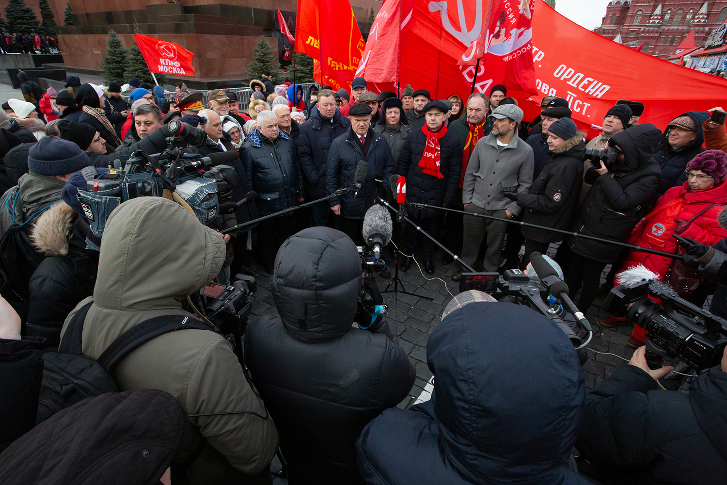 21.01.2023, Москва. Геннадий Зюганов на пресс-подходе после акции по случаю Дня памяти В. И. Ленина.