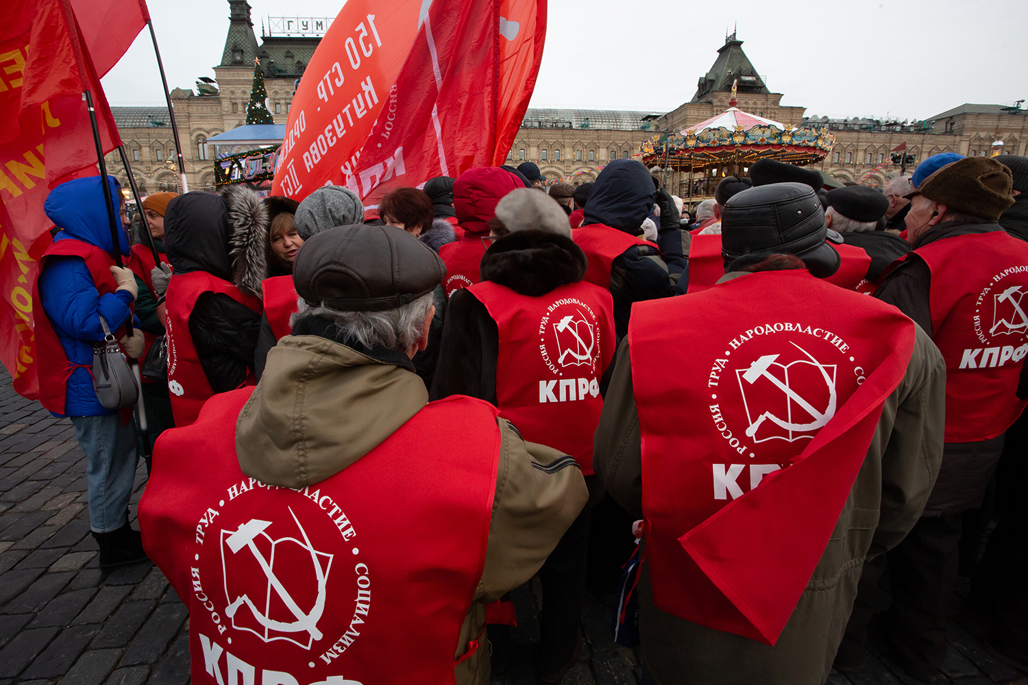 21.01.2023, Москва. Люди в накидках с надписью «КПРФ» во время акции по случаю Дня памяти В. И. Ленина.