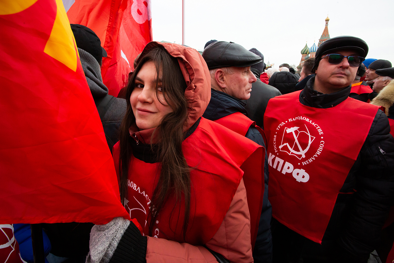 21.01.2023, Москва. Молодая девушка с красным флагом на акции по случаю Дня памяти В. И. Ленина.