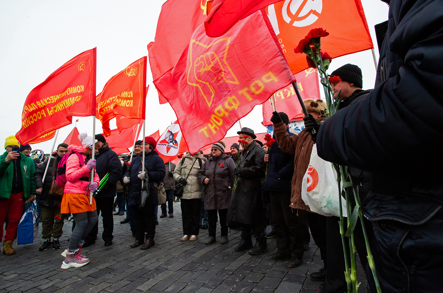 21.01.2023, Москва. Члены партии «Коммунистическая партия Коммунисты России» у Мавзолея на акции по случаю Дня памяти В. И. Ленина.
