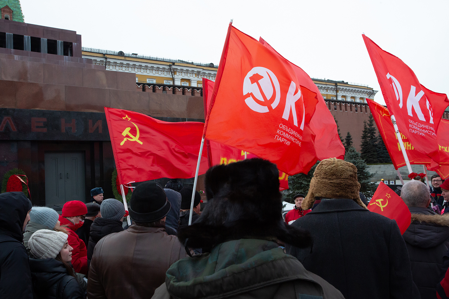 21.01.2023, Москва. Люди с красными флагами перед Мавзолеем на акции по случаю Дня памяти В. И. Ленина.
