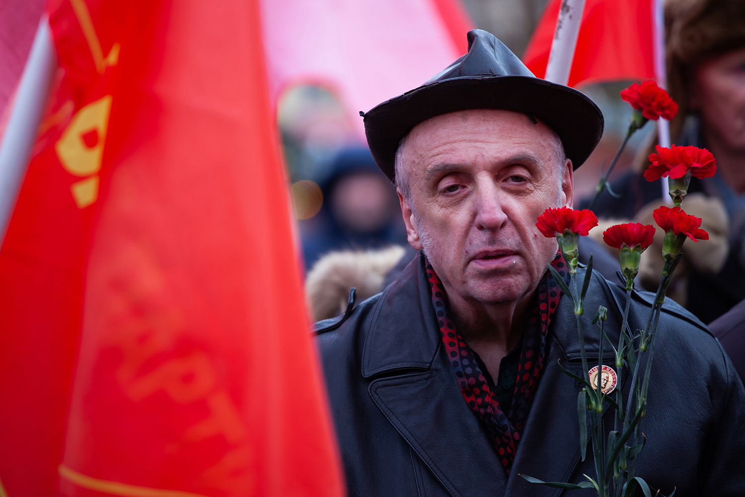 21.01.2023, Москва. Мужчина с букетом гвоздик во время акции по случаю Дня памяти В. И. Ленина.