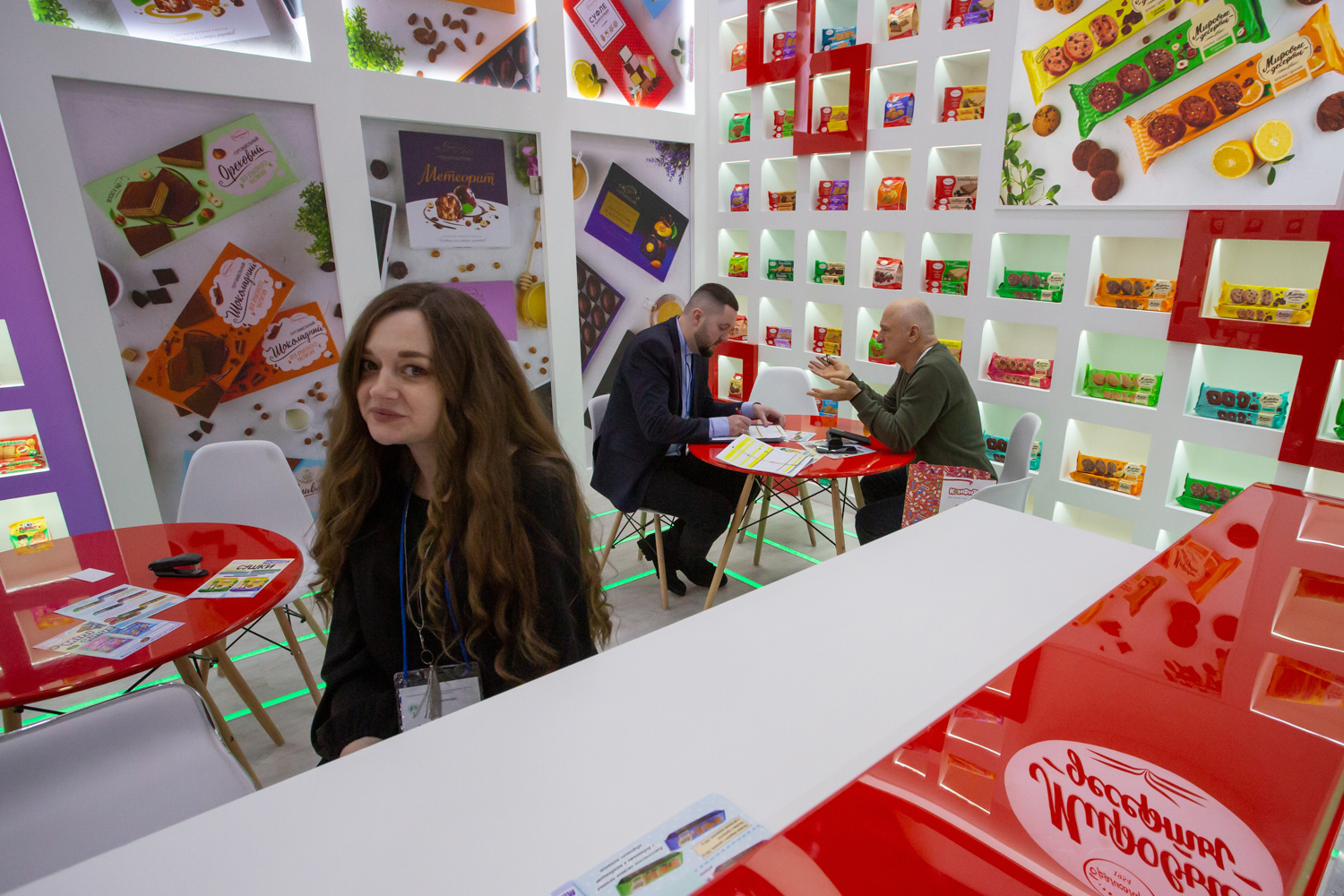 07.02.2023, Москва. На стенде производителя кондитерской продукции на выставке «Продэкспо» 2023.