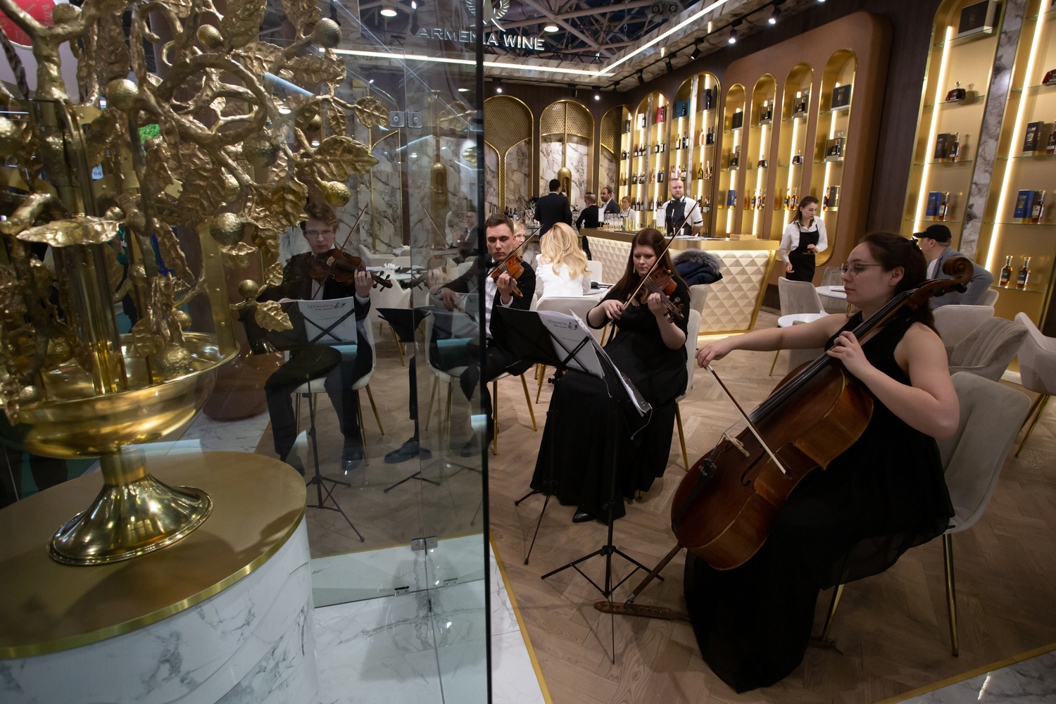 07.02.2023, Москва. Музыканты играют на экспозиции производителя алклголя на выставке «Продэкспо» 2023 .