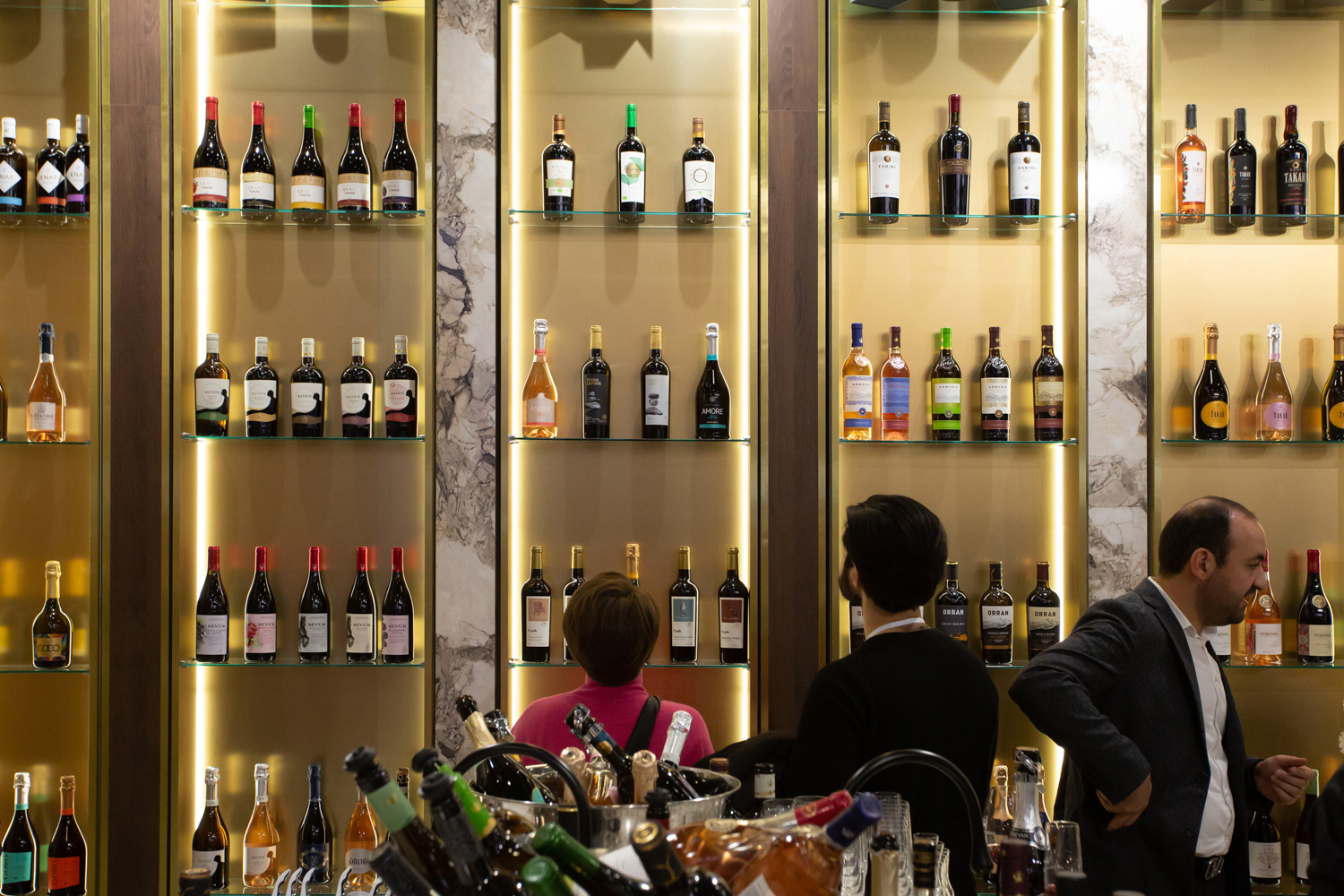 07.02.2023, Москва. Посетители выставки «Продэкспо» 2023 на экспозиции с вином.