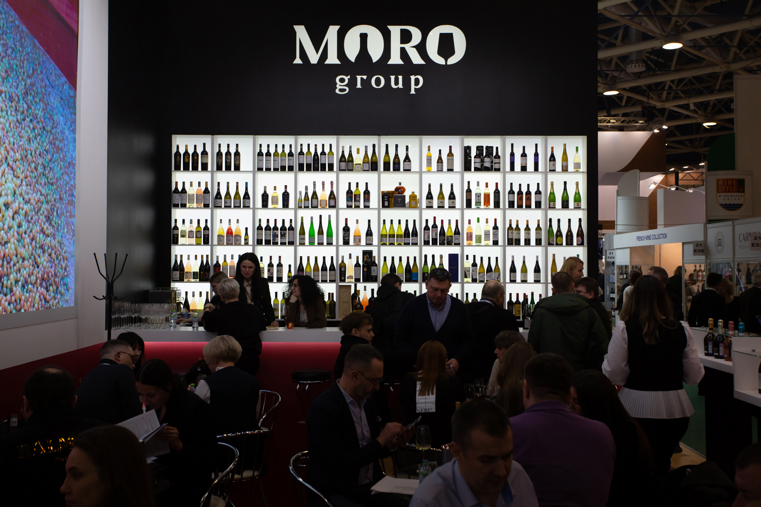 07.02.2023, Москва. Посетители выставки «Продэкспо» 2023 на дегустации вина.