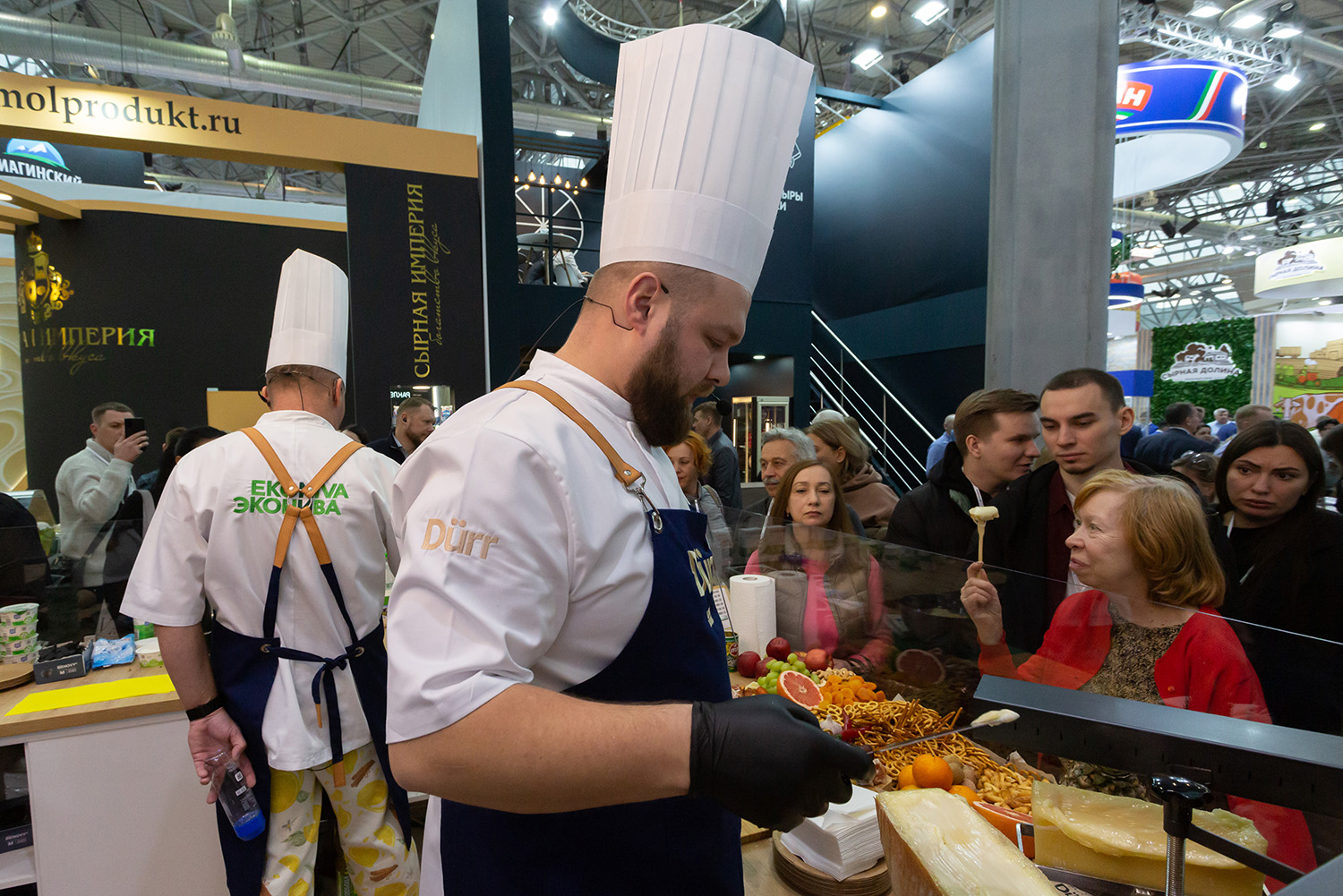 07.02.2023, Москва. Дегустация сыра на выставке «Продэкспо» 2023 в Москве.