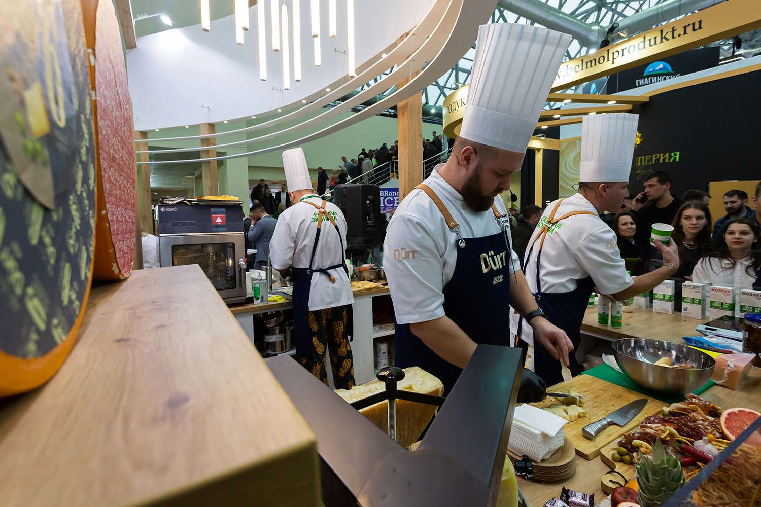 07.02.2023, Москва. Повар готовит блюдо из сыра на выставке «Продэкспо» 2023.