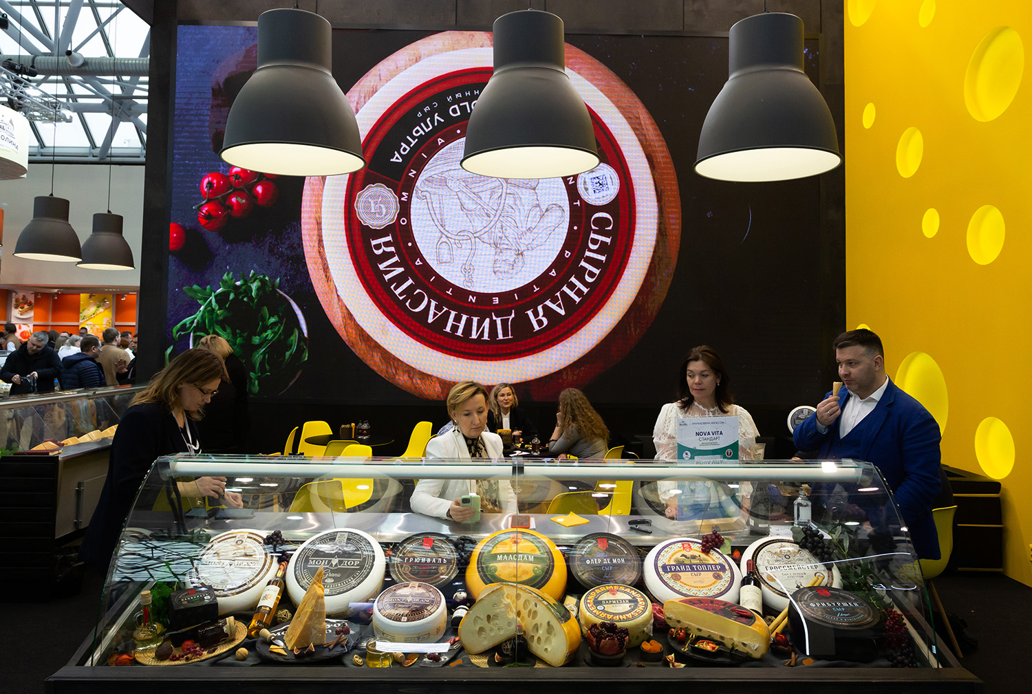 07.02.2023, Москва. Экспозиция производителя сыров на выставке «Продэкспо» 2023.