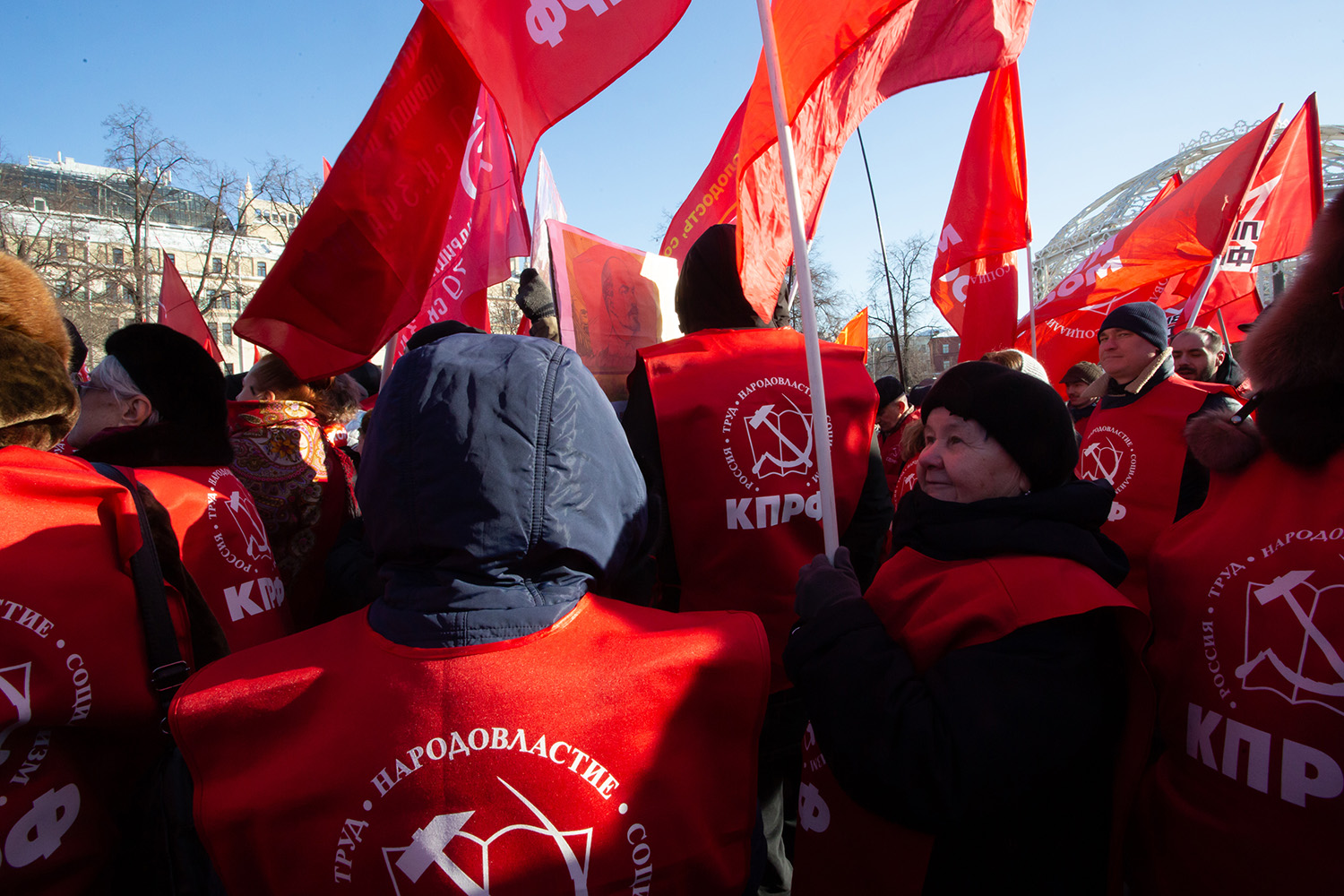 23.02.2023, Москва. Акция КПРФ по случаю 105-й годовщины Рабоче-Крестьянской Красной Армии и в поддержку специальной военно-политической операции Российской Армии. ПОжилая женщина с флагом в руках.