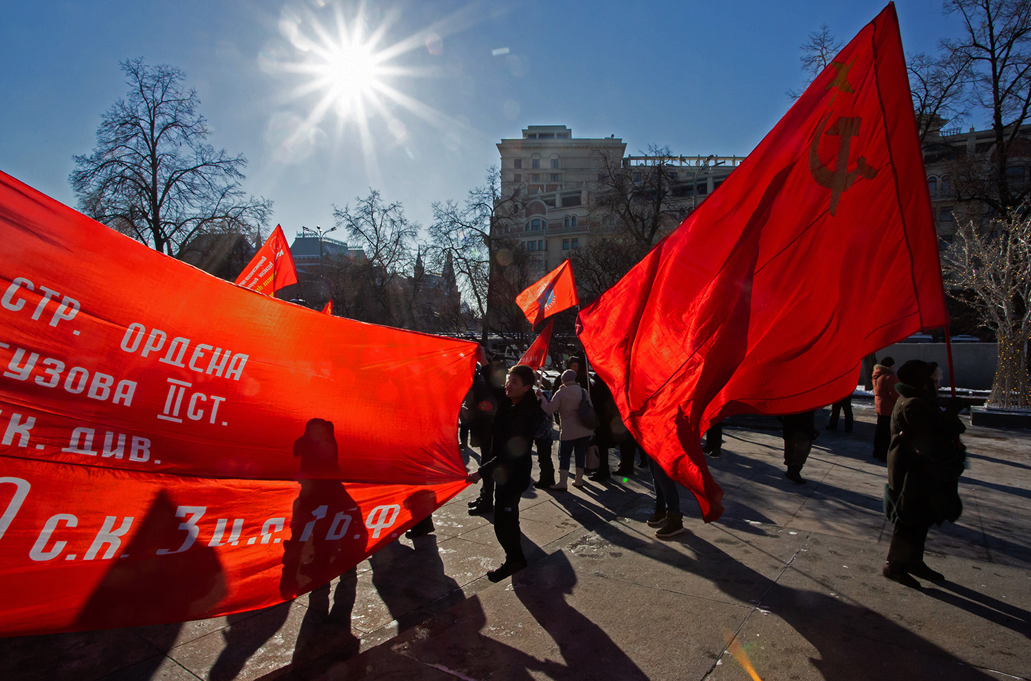 23.02.2023, Москва. Акция КПРФ по случаю 105-й годовщины Рабоче-Крестьянской Красной Армии и в поддержку специальной военно-политической операции Российской Армии. Люди с флагами.