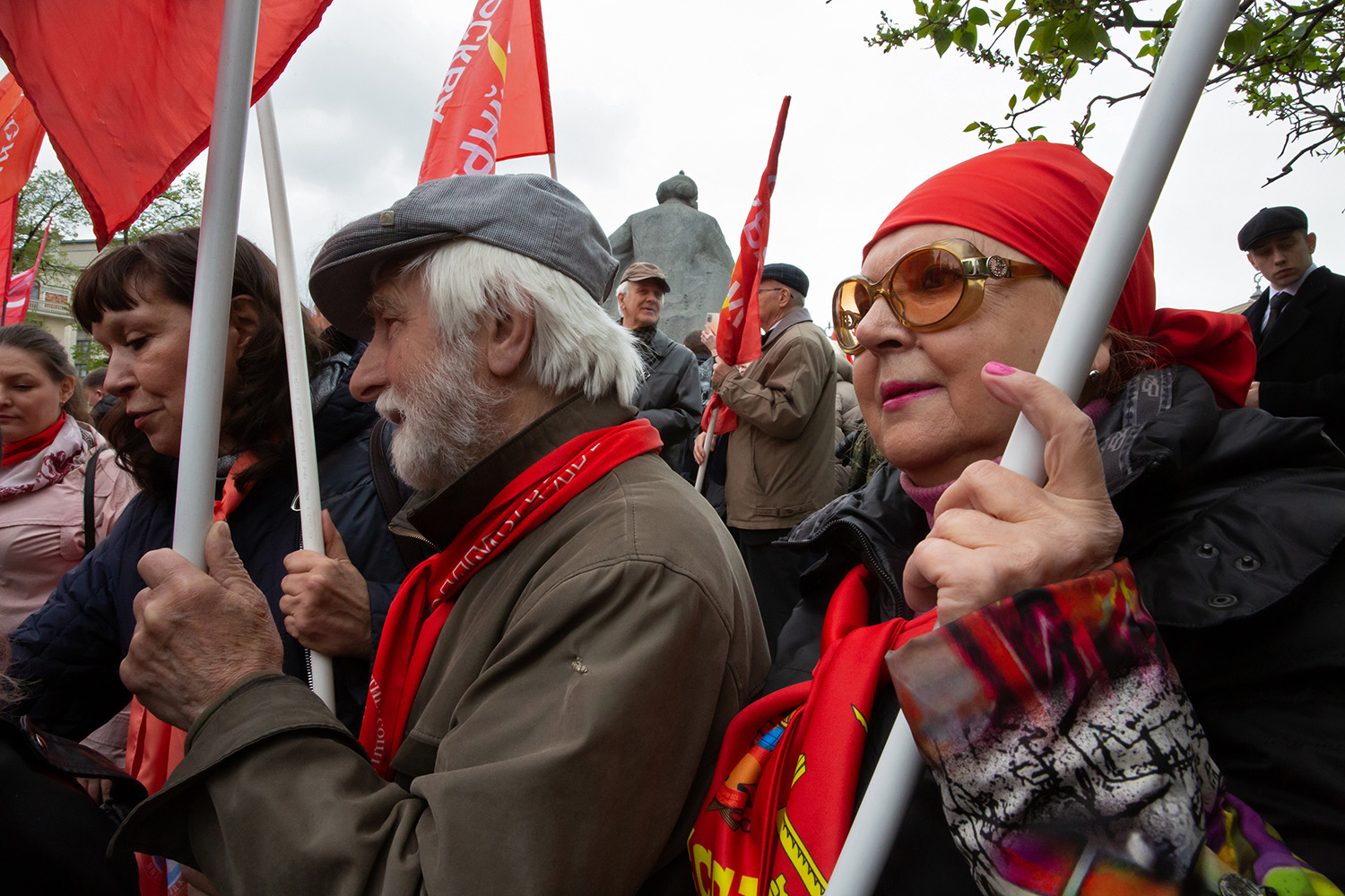 01.05.2023, Москва. Встреча депутатов фракции КПРФ с избирателями в формате патриотического митинга возле памятника Карлу Марксу. Участники митинга с флагами в руках.