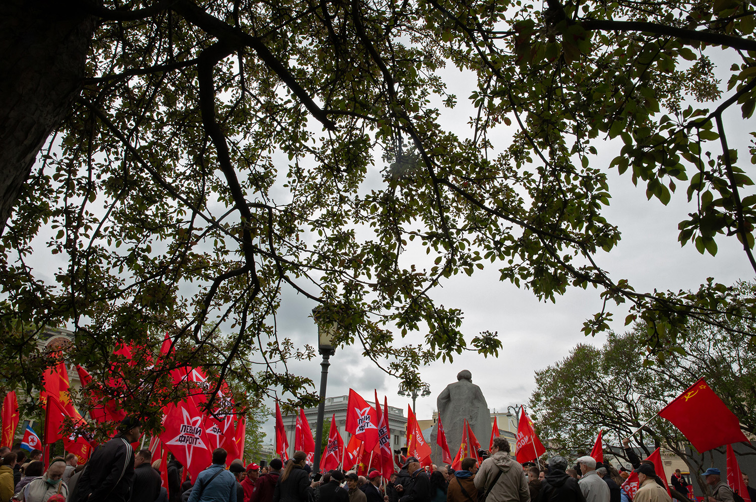 01.05.2023, Москва. Встреча депутатов фракции КПРФ с избирателями в формате патриотического митинга возле памятника Карлу Марксу. Разгар митинга.