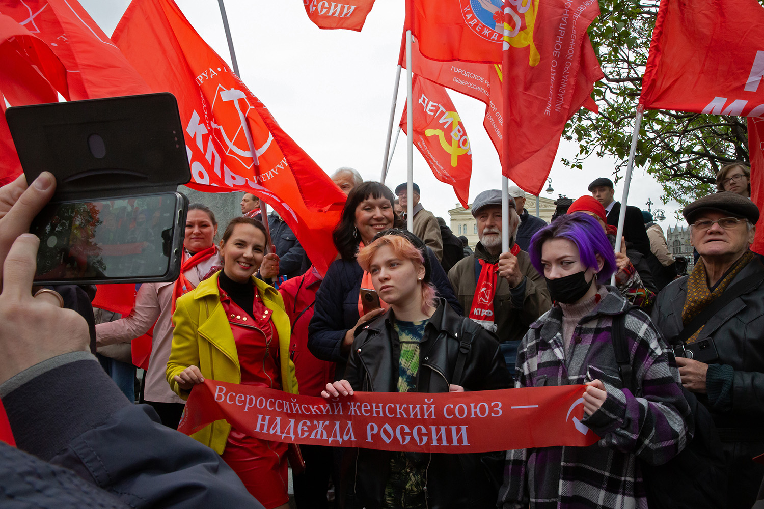 01.05.2023, Москва. Встреча депутатов фракции КПРФ с избирателями в формате патриотического митинга возле памятника Карлу Марксу. Представительницы Всероссийского женского союза.